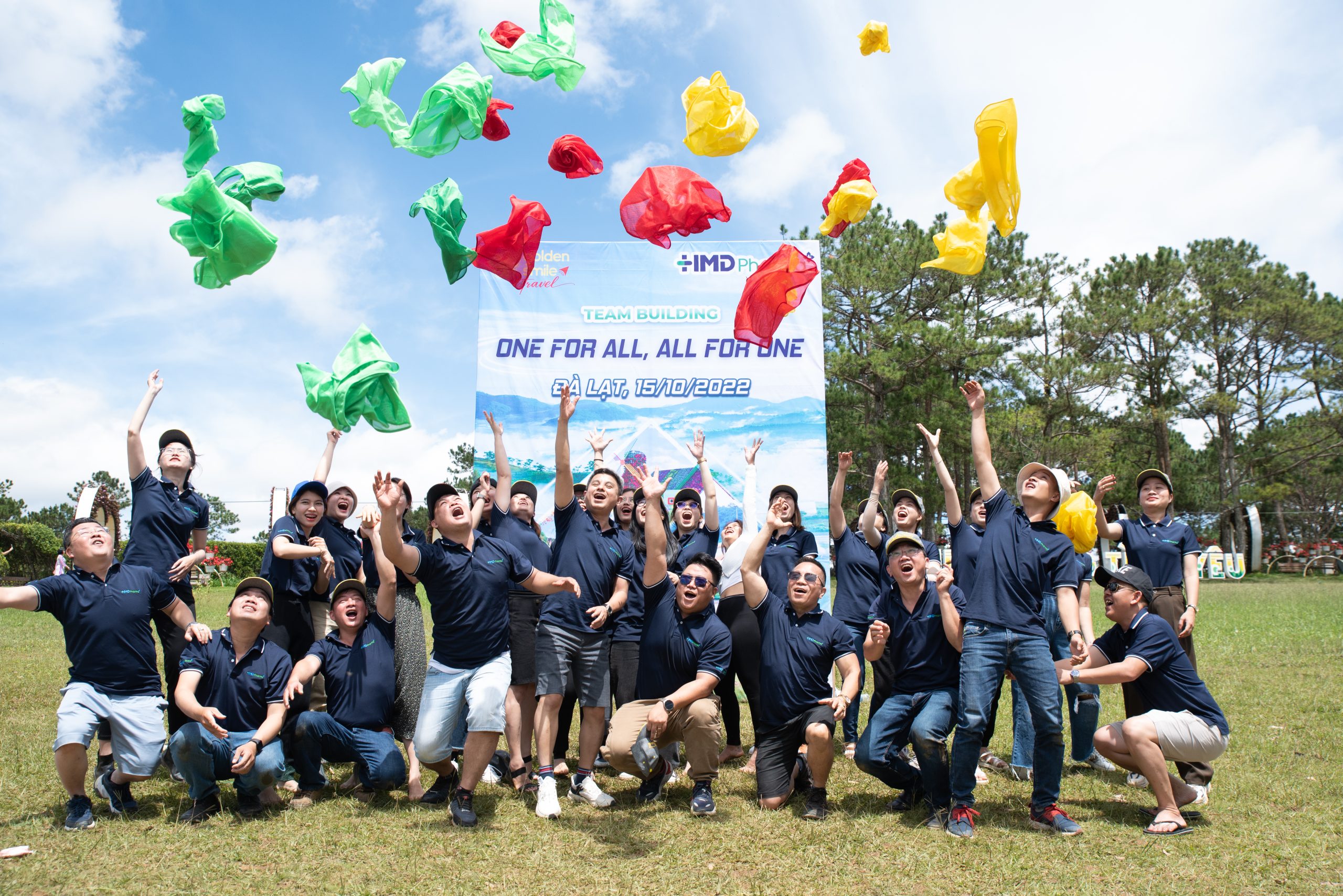 Team building có vai trò là cầu nối gắn kết các thành viên với nhau.